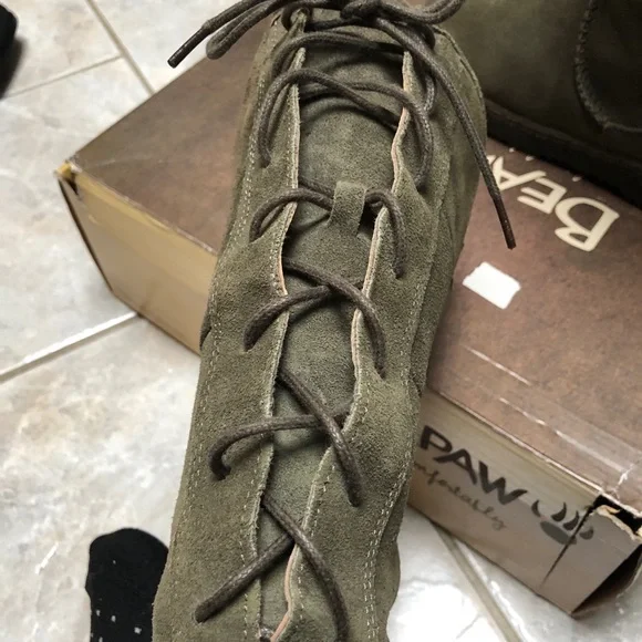 Bearpaw suede winter boots. Lace up back. Super warm and comfortable. Size 6 - Picture 6 of 7